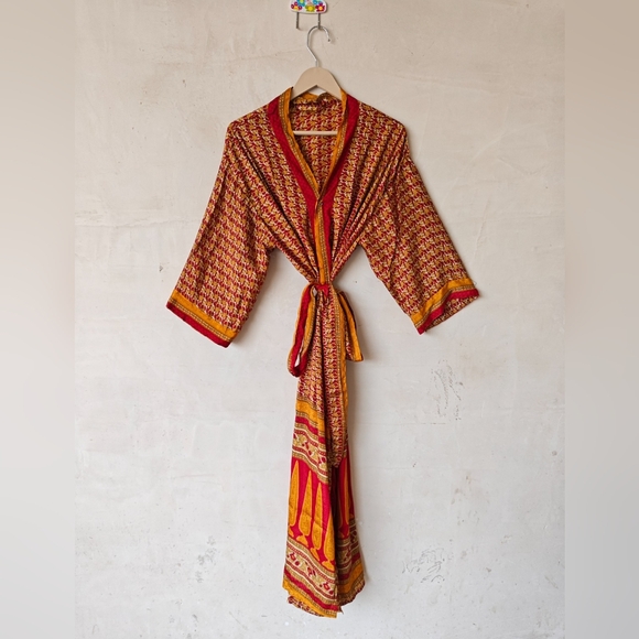 Elegant silky kimono - Picture 1 of 2